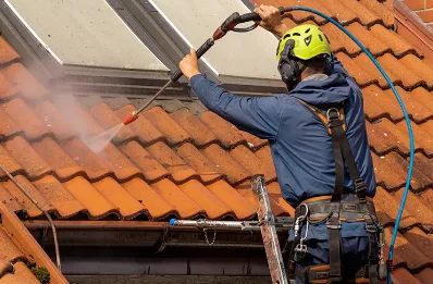 Démoussage et hydrofuge de toiture à Plounéventer